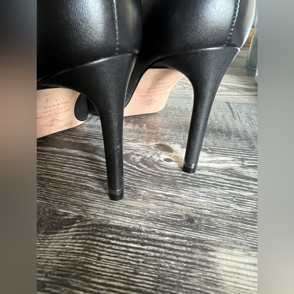 Antonio Melani - Kara Pointed Toe Leather Pumps - Picture 2 of 7